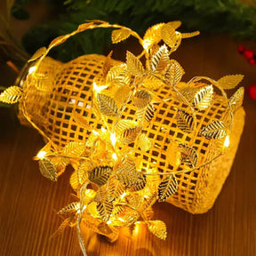 Trepadeira Artificial com Folhas Douradas e Iluminação LED - Decoração de Interiores