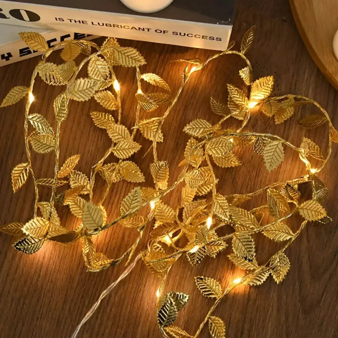 Trepadeira Artificial com Folhas Douradas e Iluminação LED - Decoração de Interiores