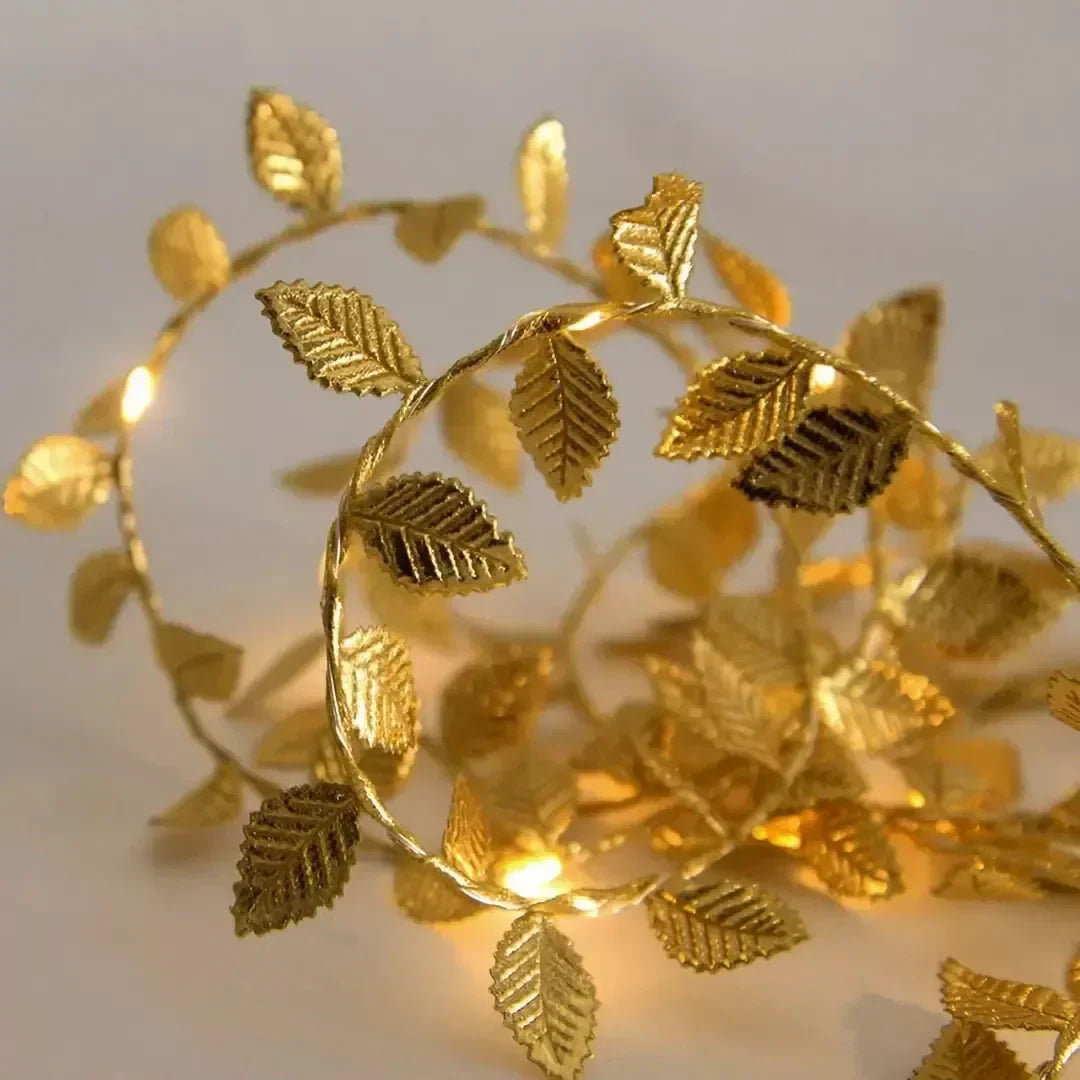 Trepadeira Artificial com Folhas Douradas e Iluminação LED - Decoração de Interiores