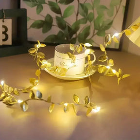 Trepadeira Artificial com Folhas Douradas e Iluminação LED - Decoração de Interiores
