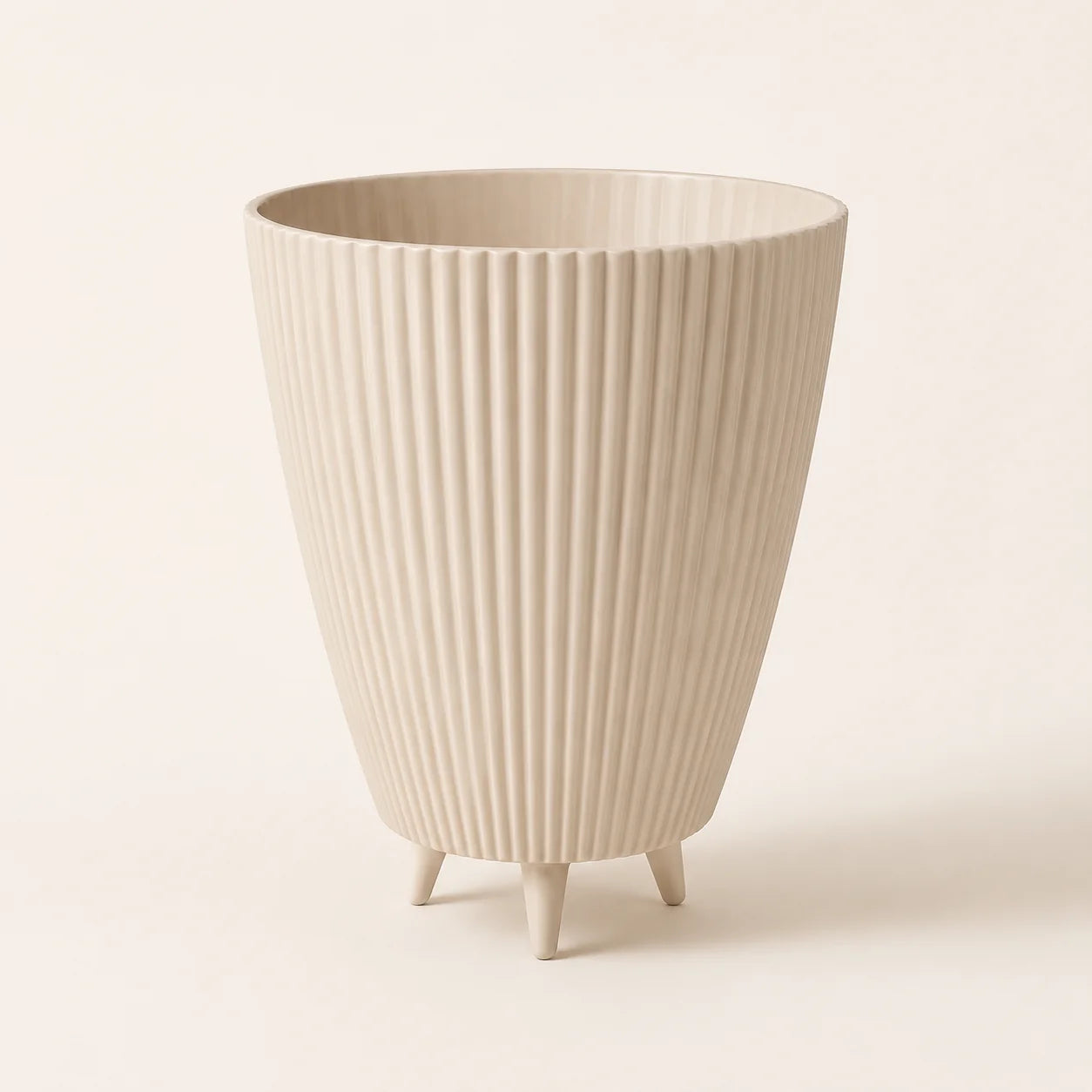 Vaso canelado bege de 34 cm com pés em fundo claro