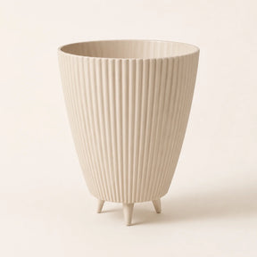 Vaso canelado bege de 34 cm com pés em fundo claro