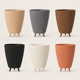 Vaso canelado nas cores bege, cinza, marrom, preto, branco e terracota