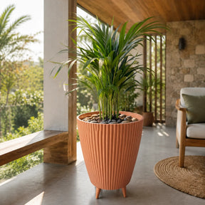 Vaso canelado terracota com planta em varanda coberta