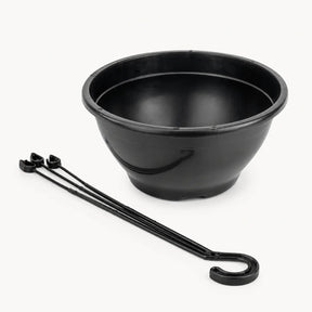Detalhe do vaso cuia preto de 21 cm e da haste plástica tripla