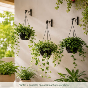 Vasos cuia pretos suspensos com plantas em varanda clara